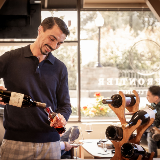 NFW_LoungePouring-scaled