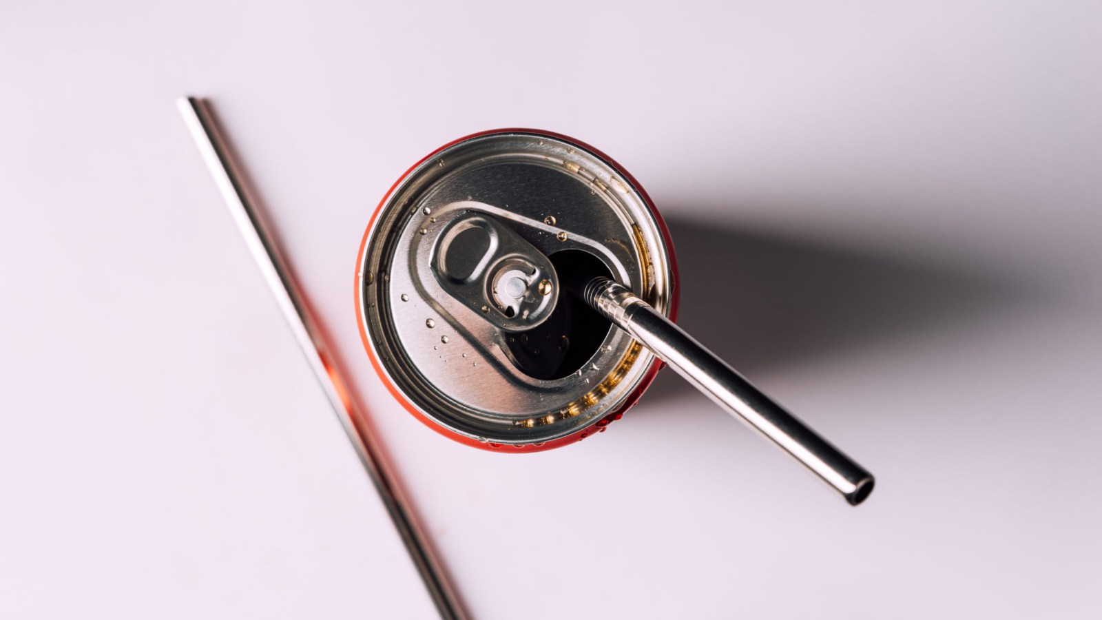 Carbonated,Soda,In,Can,,Metal,Reusable,Cocktail,Straw,On,White